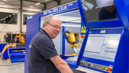 Matthias Korn, Applikationsingenieur Lasertechnik an der Laserschneidanlage MSF Pro im CompetenceCenter Süd in Bad Wörishofen
