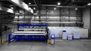 A MicroStep fiber laser of the MSF series with MSLoad in use in a cutting center. The system with a 6 x 2.5 m shuttle table and a laser rotator is loaded and unloaded using the MicroStep handling technology MSLoad.