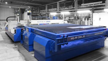 BRÜGGEN Oberflächen- und Systemlieferant GmbH from Germany relies on a fully automatic shuttle table for loading and unloading its plasma cutting system with a working area of 3,000 x 3,000 mm.