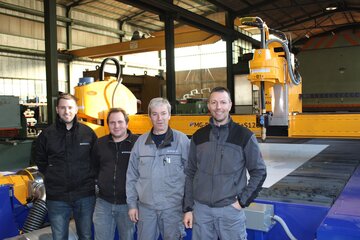 Das Team der Metallbau Steg AG vor ihrer multifunktionalen Plasmaschneidanlage.